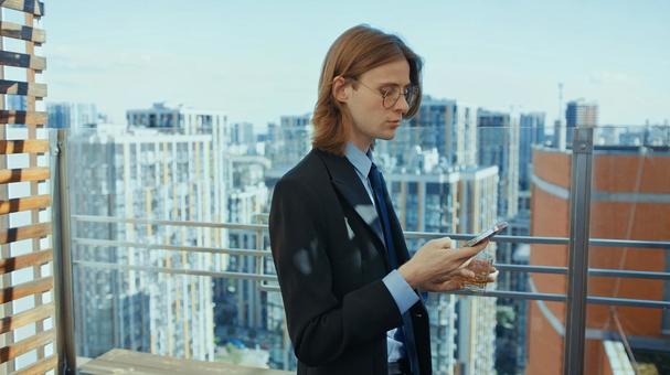 スマホを操作するメガネの男性の横顔 男性,外国人,スマートフォンの写真素材