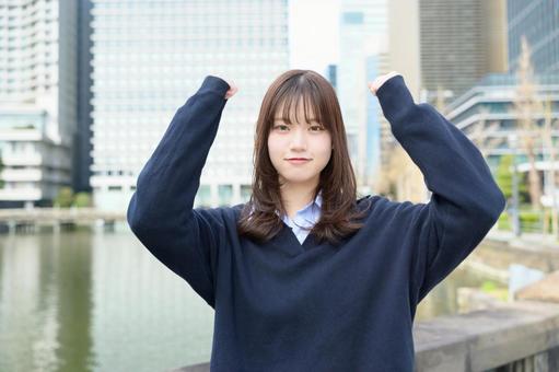 ガッツポーズをする女子高生 ガッツポーズをする女子高生 高校生,女子高生,ガッツポーズの写真素材