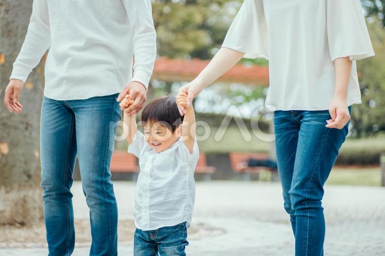 手を繋いで歩く家族 赤ちゃん,子供,息子の写真素材