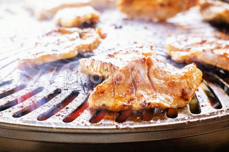 鉄のプレートで焼かれている牛タン 5590 焼肉,牛タン,焼いているの写真素材