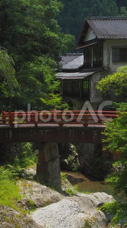 秘湯！広島湯来温泉街の川と赤い橋 渓流,せせらぎ,清流の写真素材