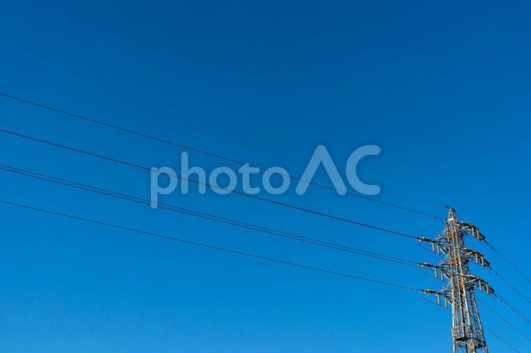 青空を走る送電線と送電塔 青空,空,鉄塔の写真素材