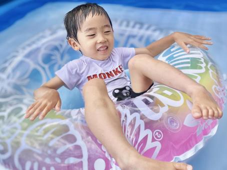 ぷかぷか ぷかぷか 子ども,プール,浮き輪の写真素材