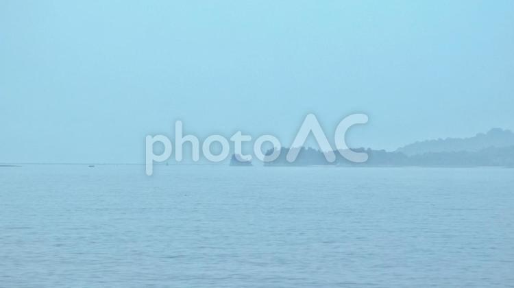 霞が濃い瀬戸内海、広島大崎下島 海,海岸,波の写真素材