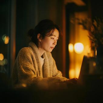 自宅でリモートワークをする日本人女性 自宅でリモートワークをする日本人女性の写真