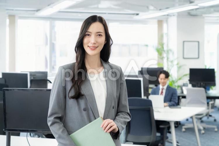 オフィスで仕事をする若いビジネスウーマン ビジネス,女性,オフィスの写真素材