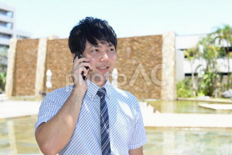 スマートフォンを持つビジネスマン 男性,スマホ,ビジネスマンの写真素材