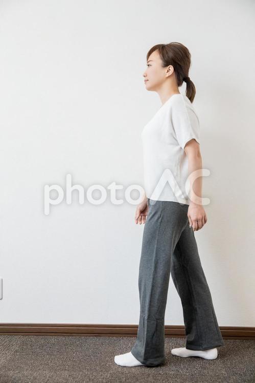 姿勢の良い歩き方の女性 姿勢,女性,良いの写真素材