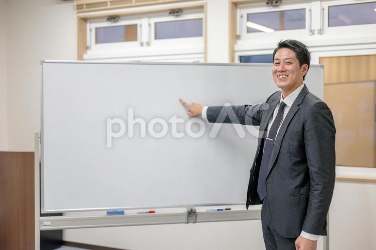 笑顔で指さすビジネスマン 男性,日本人,韓国人の写真素材