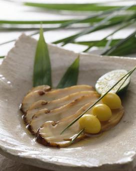 わびさびの効いた一品料理(松茸) わびさびの効いた一品料理(松茸) 松茸,マツタケ,スライスの写真素材