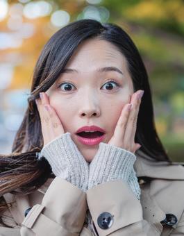驚きの表情を浮かべる女性のクローズアップ 驚きの表情を浮かべる女性のクローズアップの写真