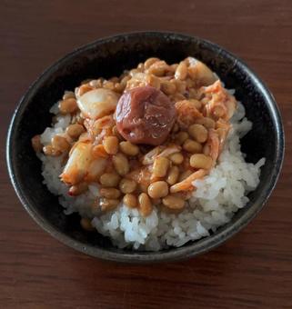 あきたこまち新米昆布にキムチ納豆としそ梅 茶碗飯,朝食,ご飯の写真素材