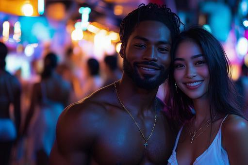 ラテン系の女性と黒人男性のマッチングの写真