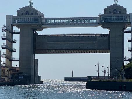 沼津港の水門と光る海面 沼津港の水門と光る海面の写真