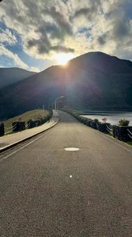夕日の光 遊歩道,歩行者,丹沢湖の写真素材