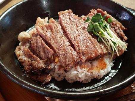 牛ステーキ丼 牛肉,ステーキ,カットの写真素材