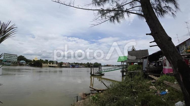 タイの川辺　のんびりする 川,河川,川辺の写真素材