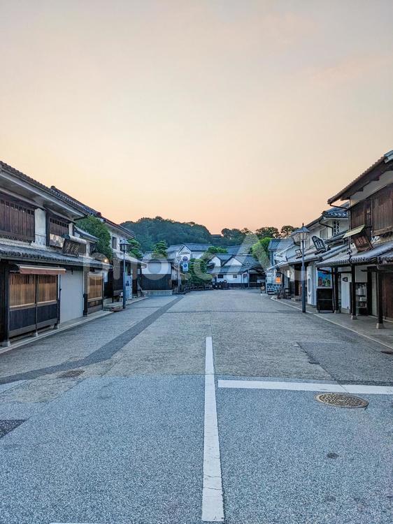 朝日が昇る前の倉敷美観地区の町並み 倉敷,美観地区,朝日の写真素材