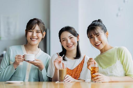カフェで女子会をする若い女性 カフェで女子会をする若い女性 カフェ,女性,仲良しの写真素材