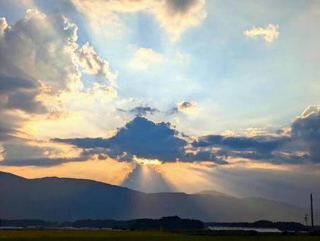太陽の光の筋　長野県 太陽,光,線の写真素材