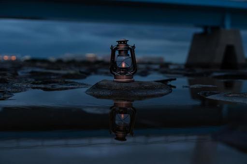 水面に映るアンティークランタンの写真