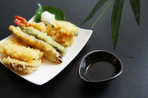 天ぷら盛り合わせとたれ 天ぷら盛り合わせとたれ 天ぷら,海老,野菜の写真素材