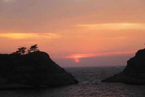 堂ヶ島の向こうに綺麗な夕陽 堂ヶ島の向こうに綺麗な夕陽の写真