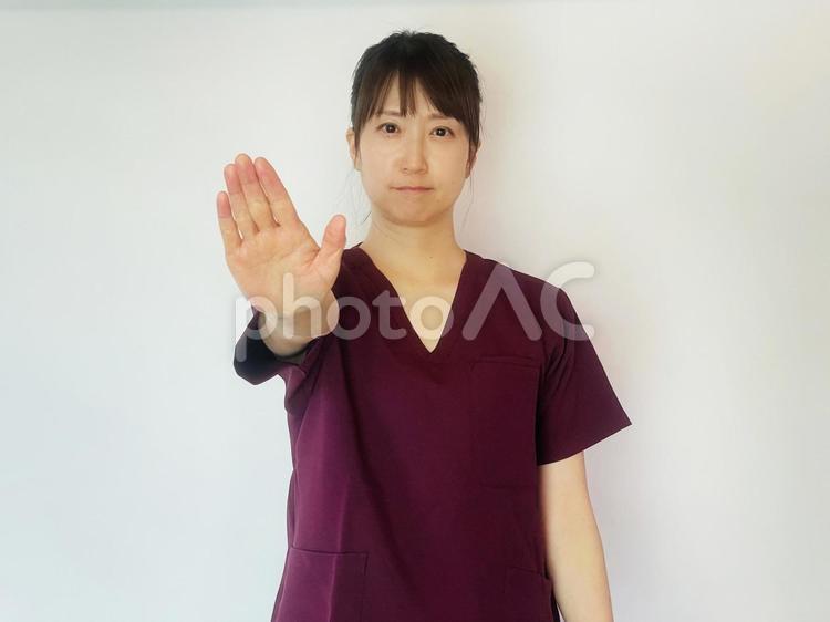 ストップのポーズをする看護師 ストップ,待って,待ての写真素材