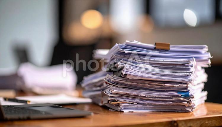 書類まみれの会社の机 ブラック企業,書類,資料の写真素材