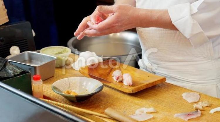 寿司を握る料理人の手元 寿司,握る,料理の写真素材