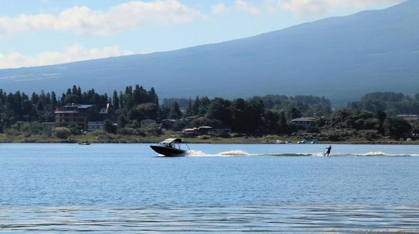 初秋の河口湖で水上スキーを楽しむ人々 初秋の河口湖で水上スキーを楽しむ人々 河口湖,初秋,水上スキーの写真素材