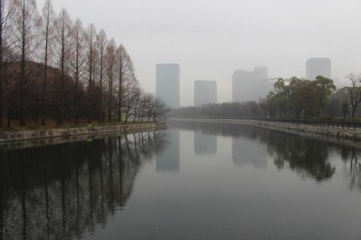 風景_秋（朝霧の大阪城公園_3） 自然,風景,幻想的の写真素材