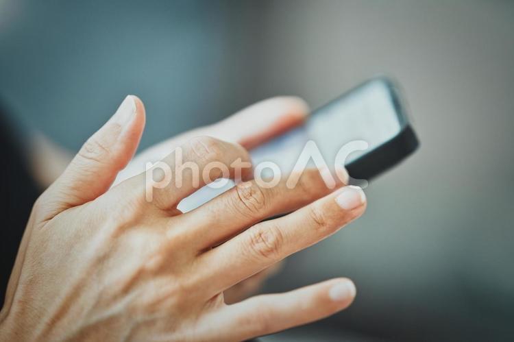 スマホを利用する女性の手元 スマホ,スマートフォン,デジタルの写真素材