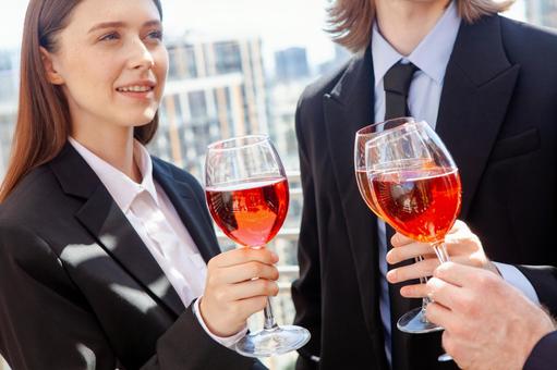 赤い飲み物のグラスを持つ外国人女性 女性,外国人,ビジネスの写真素材