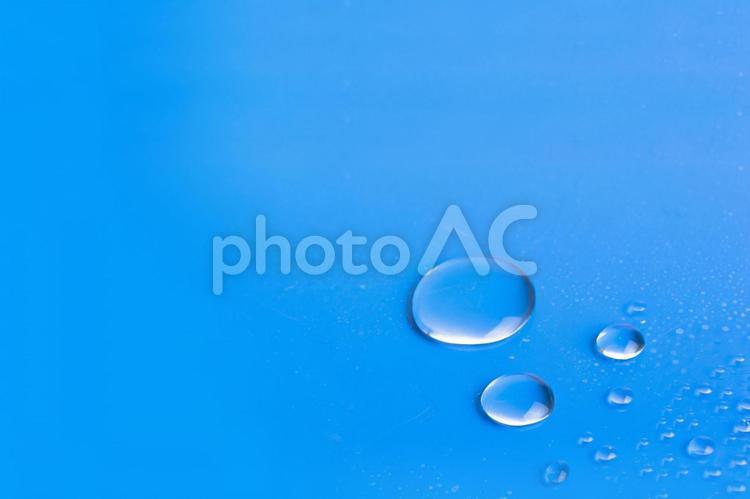 水玉がアクセントの青い背景素材 水玉,水滴,水の写真素材