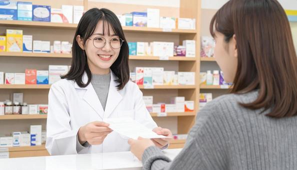 笑顔で働く薬剤師 笑顔で働く薬剤師の写真