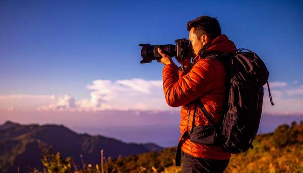 レンズを向ける日本人男性カメラマン レンズを向ける日本人男性カメラマンの写真