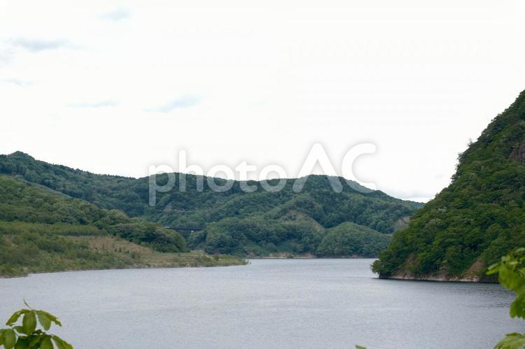 胆沢ダム　奥州湖の春の新緑の風景 胆沢ダム,奥州湖,湖の写真素材