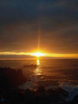 海に沈む夕日 海,夕暮れ,夕日の写真素材