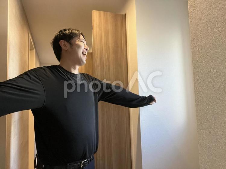 寝起きの男性　251121 寝起き,欠伸,男性の写真素材