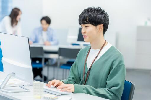 オフィスで働くビジネスパーソン ビジネスマン,笑顔,オフィスの写真素材