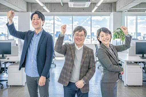 ガッツポーズするビジネスチーム ガッツポーズするビジネスチーム ビジネス,会社,オフィスの写真素材