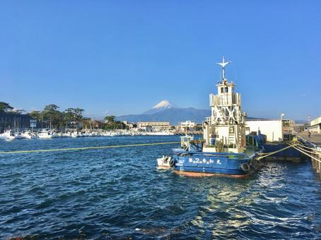 沼津港から見える富士山 沼津港から見える富士山 沼津港,富士山,漁船の写真素材