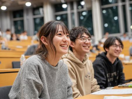 大学の講義を受ける学生たちの写真