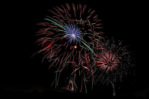 カラフルな打ち上げ花火 カラフルな打ち上げ花火の写真