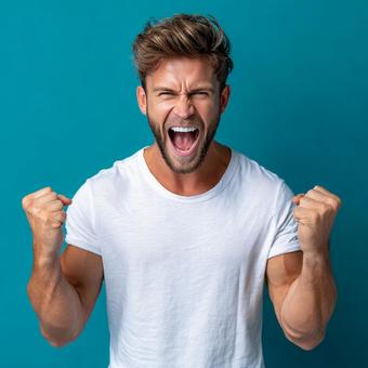 歓喜の表情を浮かべる男性 歓喜の表情を浮かべる男性の写真