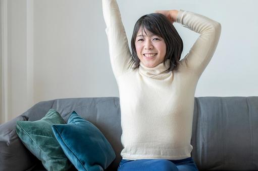 くつろぐ女性 リラックス,ストレッチ,タートルネックの写真素材