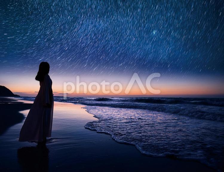 星空と海と女性のシルエット 星空,女性,シルエットの写真素材