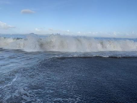台風が近づく高波のビーチ 台風が近づく高波のビーチの写真