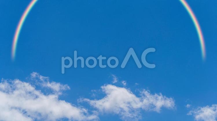 夏の雲の美しい空と虹の背景 空,虹,背景の写真素材